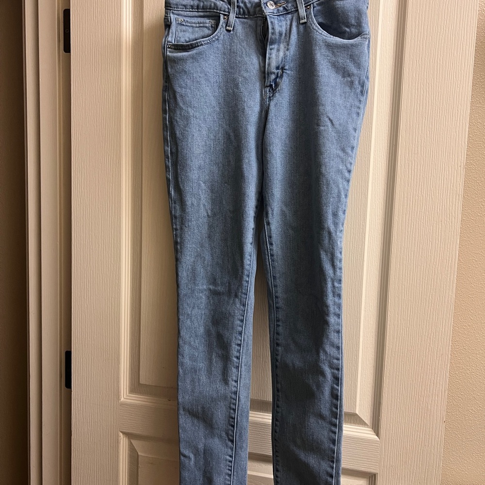 Levi Straus Women's high rise Skinny Jeans size 28 length 30
